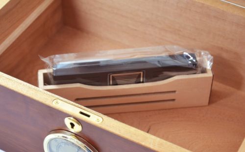 Humidor 50 szivar részére, barna színű cédrusfa szivar doboz, mintás üvegtetővel, külső hygrometerrel