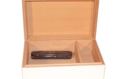 Humidor 30 szál szivar részére, hófehér cédrusfa szivardoboz, párásítóval - Brebbia