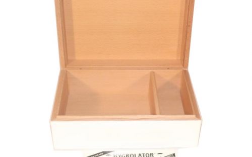 Humidor 30 szál szivar részére, hófehér cédrusfa szivardoboz, párásítóval - Brebbia