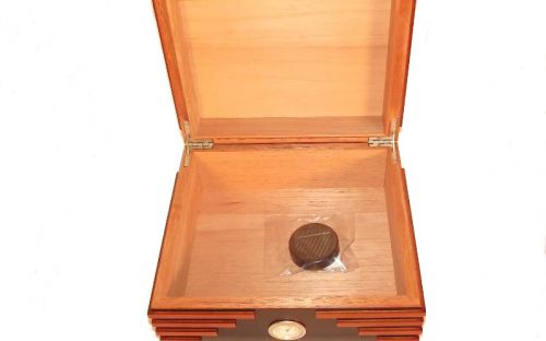Humidor 40 szál szivar részére, cédrusfa szivartartó doboz, párásító és külső hygrometer - fekete/barna