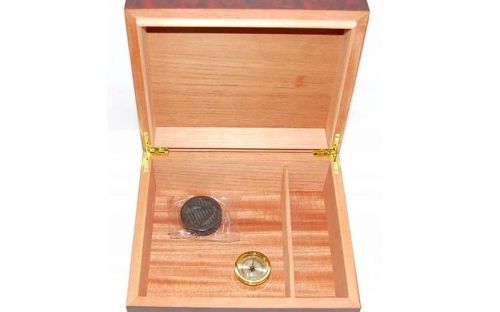 Humidor 40 szivar részére, cédrusfa szivartartó doboz, dohánylevél díszítéssel