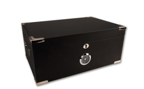 Humidor 80 szivar részére, cedrusfa, matt fekete szivar doboz, párásítóval, hygrometerrel + AJÁNDÉK szivarvágó olló