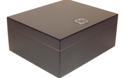 MEDICI Humidor 40 szál szivar részére, fekete cédrusfa szivardoboz, párásítóval és hygrométerrel