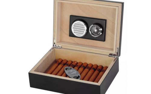 Humidor 30 szál szivar részére,fekete színű cédrusfa szivar tároló doboz, párásító, hygrométer + AJÁNDÉK szett!