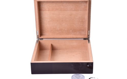 Humidor 40 szál szivar részére, spanyol cédrusfa szivartartó doboz, párásítóval - barna