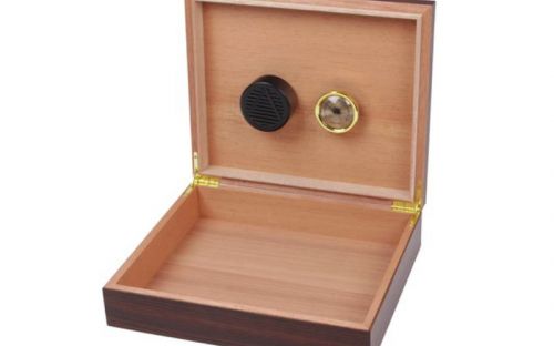 Humidor 30 szál szivar részére, spanyol cédrusfa szivartartó doboz, párásítóval - dió-dekor