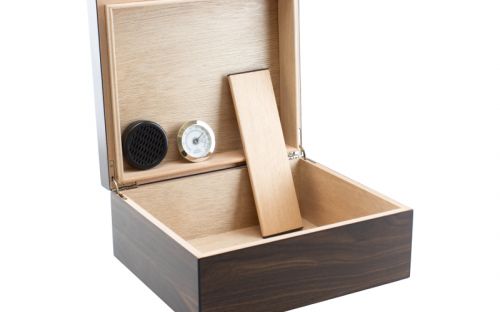 Humidor 50 szivarnak, spanyol cédrusfa szivartartó doboz, párásító és belső hygrometer - dióbarna, szivar díszítéssel