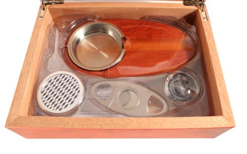 Humidor 30 szivar részére, spanyol cédrusfa szivar tároló doboz, belső hygrométerrel, párásítóval + AJÁNDÉK szett! VILÁGOSbarna színű