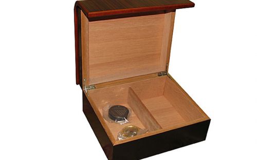 Humidor 50 szál szivar részére, sötétbarna csíkos szivardoboz, lehajló tetővel