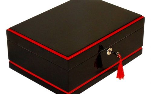 Humidor 50 szál szivar részére, lakkozott fekete cédrusfa szivar doboz, piros díszítő csíkkal, párásítóval, hygrométerrel, Passatore - Gyönyörű ajándék!