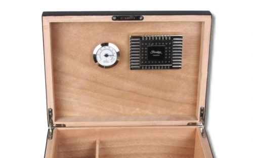 Humidor 50 szál szivar részére, lakkozott fekete cédrusfa szivar doboz, piros díszítő csíkkal, párásítóval, hygrométerrel, Passatore - Gyönyörű ajándék!