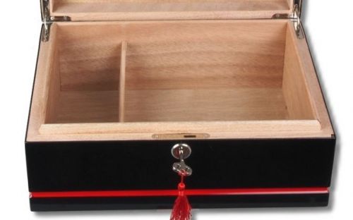 Humidor 50 szál szivar részére, lakkozott fekete cédrusfa szivar doboz, piros díszítő csíkkal, párásítóval, hygrométerrel, Passatore - Gyönyörű ajándék!