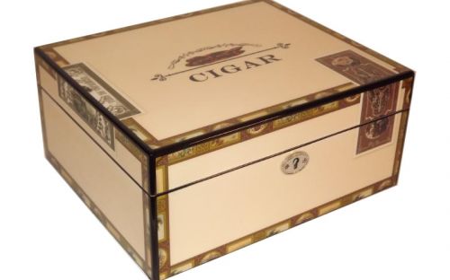 Humidor 30 szál szivar részére, mintás, lakkozott szivartartó doboz, kulccsal zárható, párásító és belső hygrometer