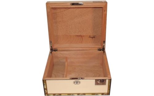 Humidor 30 szál szivar részére, mintás, lakkozott szivartartó doboz, kulccsal zárható, párásító és belső hygrometer