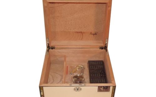 Humidor 30 szál szivar részére, mintás, lakkozott szivartartó doboz, kulccsal zárható, párásító és belső hygrometer