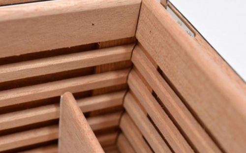 Exkluzív-Luxus humidor 50 szál szivar részére, cédrusfa szivar doboz, DIGITÁLIS hygrométerrel - barna-csíkos, Angelo