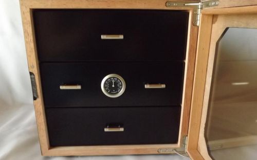 Humidor 80 szivar részére, fekete szivar tartó szekrény, külső hygrometer, üveg ajtó