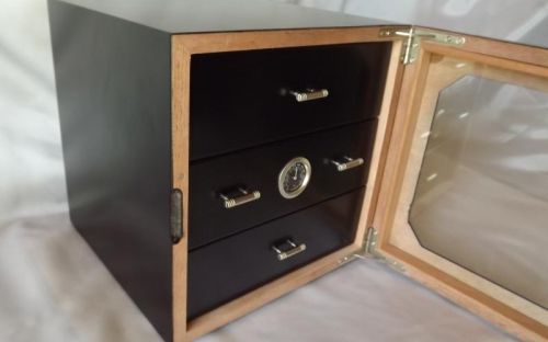 Humidor 80 szivar részére, fekete szivar tartó szekrény, külső hygrometer, üveg ajtó