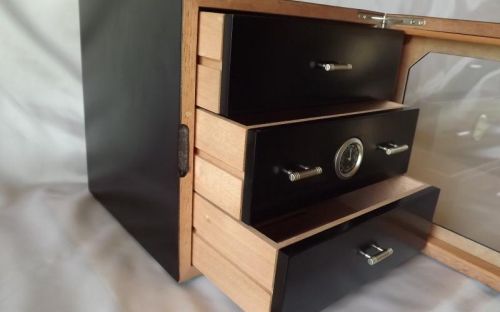 Humidor 80 szivar részére, fekete szivar tartó szekrény, külső hygrometer, üveg ajtó