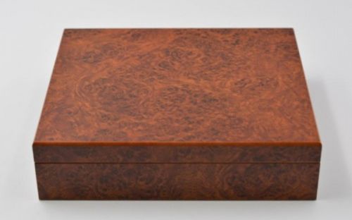 Humidor 25 szál szivarnak, gyökérmintás barna színű, párásítóval
