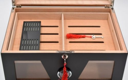 Gasztro humidor 80 szál szivar részére, üveges szivar doboz, cédrusfa, külső hygrométerrel és párásítóval - fekete, Angelo