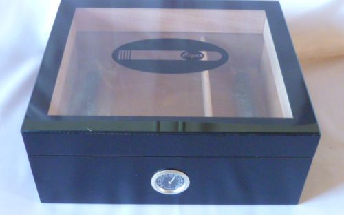 Humidor 50 szivar részére, üveg tetős szivartartó doboz, szivar díszítéssel a tetején, külső hygrometer