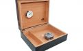 Humidor 15 szál szivar részére, lakkfekete cédrusfa szivar tároló doboz, párásítóval, hygrométerrel