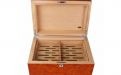 Humidor 80 szivar részére, cedrusfa, barna színű szivar doboz, párásítóval, hygrometerrel - gyökérmintás, Angelo