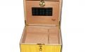 Humidor 50 szál szivar részére, lakkozott szivartartó doboz, kulccsal zárható, párásító és belső hygrometer - Cigarman