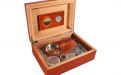 Humidor 30 szivar részére, spanyol cédrusfa szivar tároló doboz, belső hygrométerrel, párásítóval + AJÁNDÉK szett! VILÁGOSbarna színű