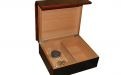 Humidor 50 szál szivar részére, sötétbarna csíkos szivardoboz, lehajló tetővel