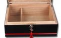 Humidor 50 szál szivar részére, lakkozott fekete cédrusfa szivar doboz, piros díszítő csíkkal, párásítóval, hygrométerrel, Passatore - Gyönyörű ajándék!