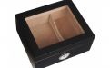 Humidor 30 szál szivar részére, matt fekete cédrusfa szivar doboz, üvegtetővel, párásítóval, külső hygrométerrel
