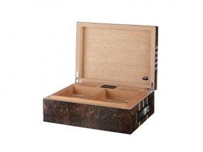 Humidor 50 szál szivar részére, spanyol cédrusfa szivar tároló doboz, párásítóval, hygrométerrel - lakkozott barna, ezüst csíkokkal