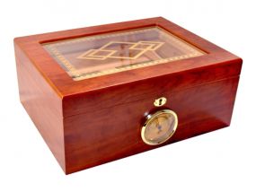 Humidor 50 szivar részére, barna színű cédrusfa szivar doboz, mintás üvegtetővel, külső hygrometerrel
