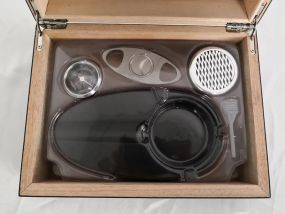 Humidor 30 szál szivar részére,fekete színű cédrusfa szivar tároló doboz, párásító, hygrométer + AJÁNDÉK szett!
