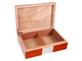 Humidor 40 szál szivar részére, spanyol cédrusfa szivar tartó doboz - barna színű, ezüst dekorációval