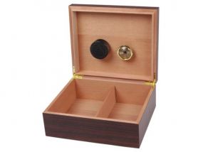 Humidor 40 szál szivar részére, spanyol cédrusfa szivartartó doboz, párásítóval - dió-dekor