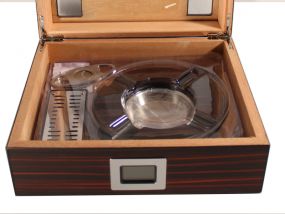 Humidor 30 szál szivarnak, üvegtetős, matt sötétbarna + AJÁNDÉK szett!