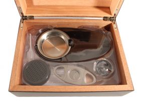 Humidor 30 szivar részére, spanyol cédrusfa szivar tároló doboz, belső hygrométerrel, párásítóval + AJÁNDÉK szett! MATT fekete