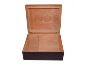 Humidor 40 szál szivar részére, cédrusfa szivar tároló doboz, párásítóval, hygrométerrel - fekete + AJÁNDÉK szett!