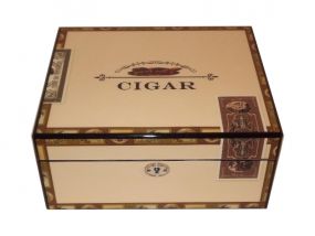 Humidor 30 szál szivar részére, mintás, lakkozott szivartartó doboz, kulccsal zárható, párásító és belső hygrometer