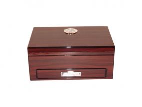 Humidor 10 szál szivar részére - barna, lakkozott + SZETT!