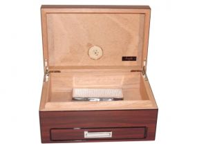 Humidor 10 szál szivar részére - barna, lakkozott + SZETT!
